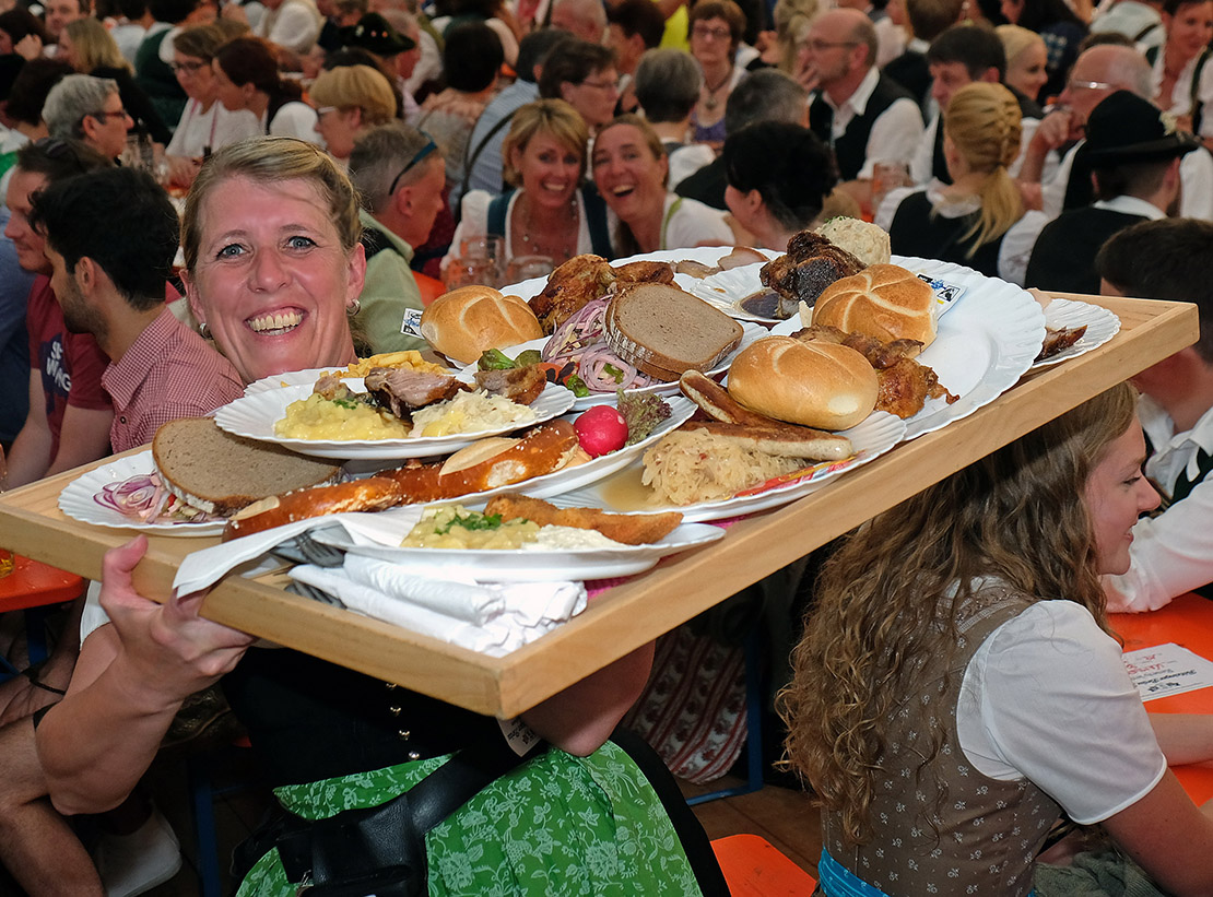 Bierzelt Bayerische Schmankerl Schweinsbraten